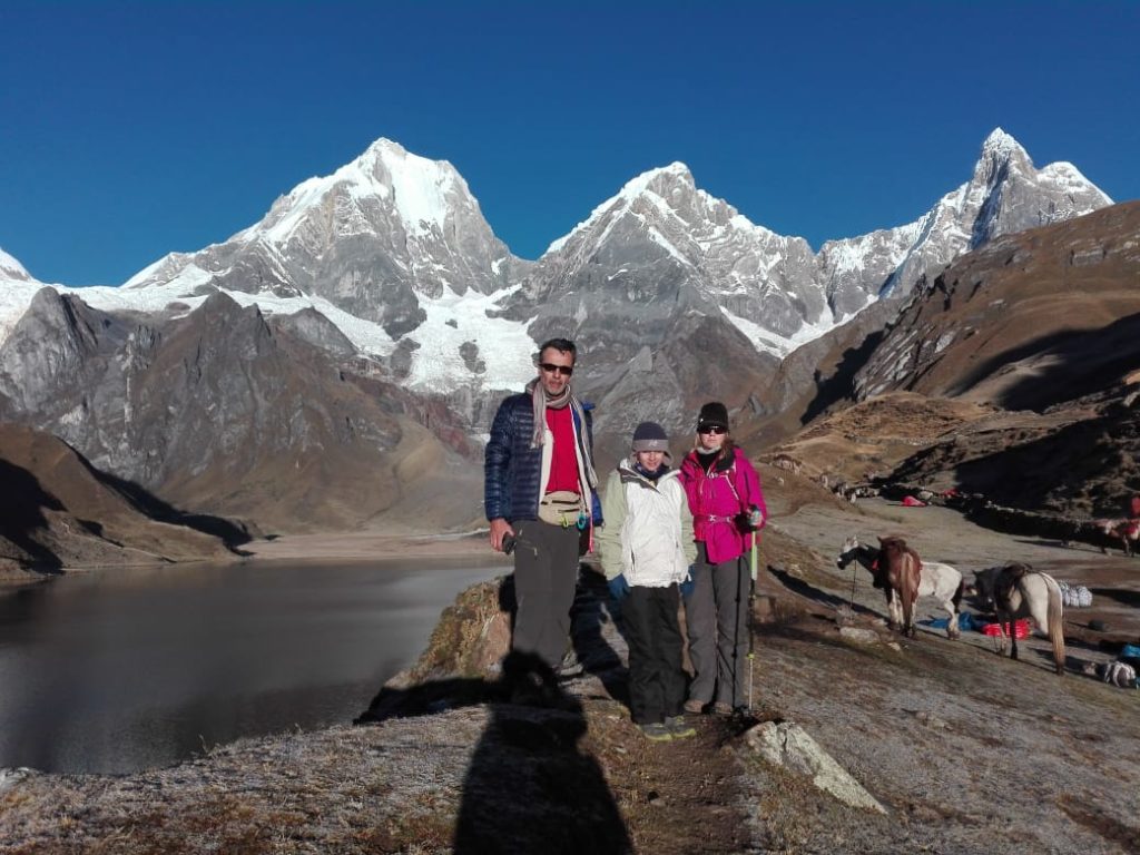 Campamento y Laguna Carhuacocha en la Cordillera Huayhuash