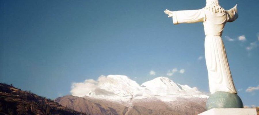 Cristo de Yungay y Nevado de Huascaran